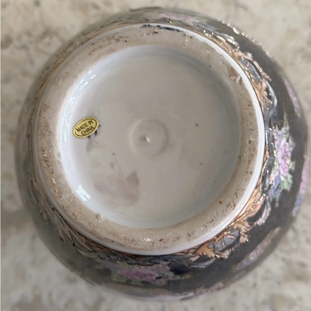 Beautiful decorative Chinese cloisonné-style porcelain vase. G23